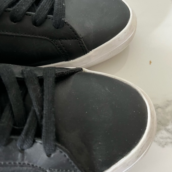 Lacoste men’s Larond black sneakers - Picture 3 of 7
